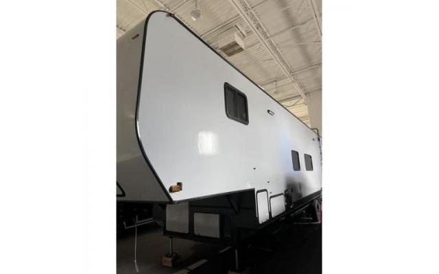 2022 Dune Sport Custom Man Cave Toy Hauler - Fifth Wheel for Sale in Scottsdale, Arizona 85260