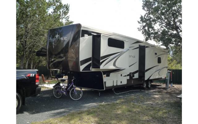 2015 Lifestyle LS38RS Luxury 5th Wheel – For Sale in Calgary, AB (T2V 0Z1)